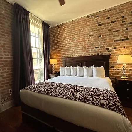 On St. Peter, A French Quarter 3* New Orleans