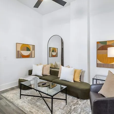 Delightful Canal Street Family In Mid-city *