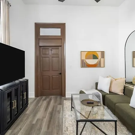 Delightful Canal Street Family In Mid-city