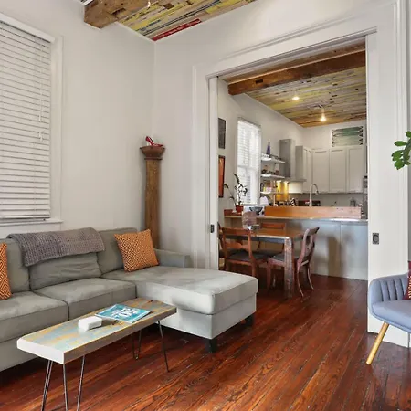 Heart Of Midcity Front Porch 3bd 2 Bath Streetcar Holiday home New Orleans