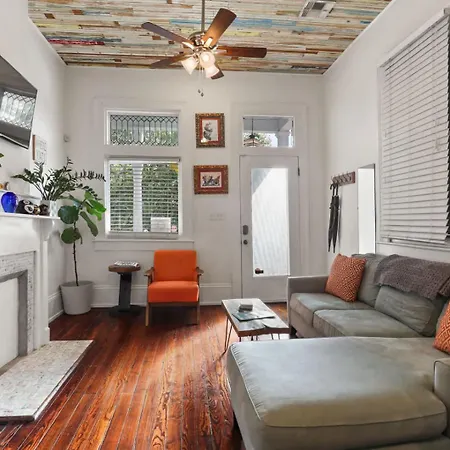 Heart Of Midcity Front Porch 3bd 2 Bath Streetcar Holiday home New Orleans