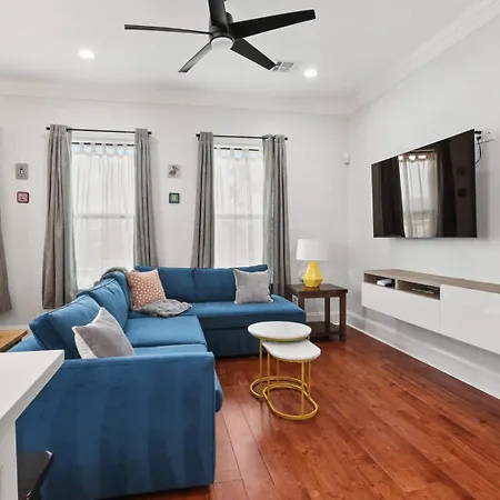 Holiday home Stylish 3br W Parking Balcony Walk Everywhere *