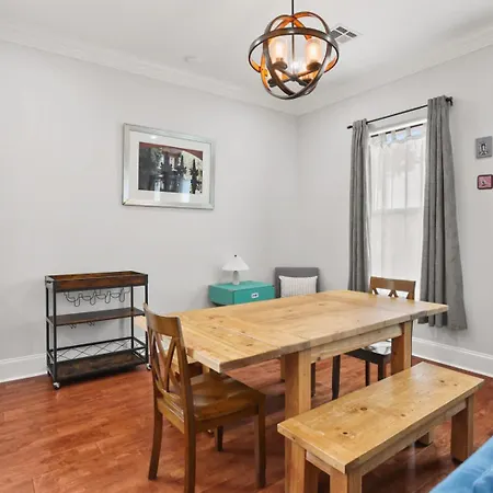 Holiday home Stylish 3br W Parking Balcony Walk Everywhere *