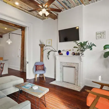 Heart Of Midcity Front Porch 3bd 2 Bath Streetcar Holiday home *