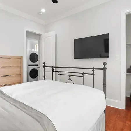 Holiday home Stylish 3br W Parking Balcony Walk Everywhere