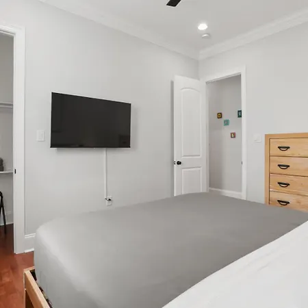 Stylish 3br W Parking Balcony Walk Everywhere Holiday home *