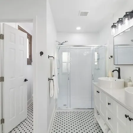 Delightful Canal Street Family In Mid-city