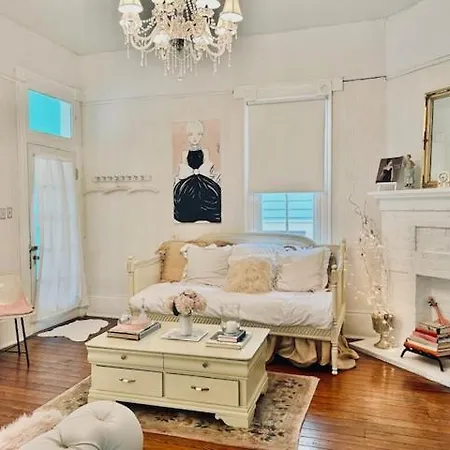 Apartment 3br Gorgeous Paris Penthouse Sleeps 5 W Balcony, Fq, Streetcar!! *