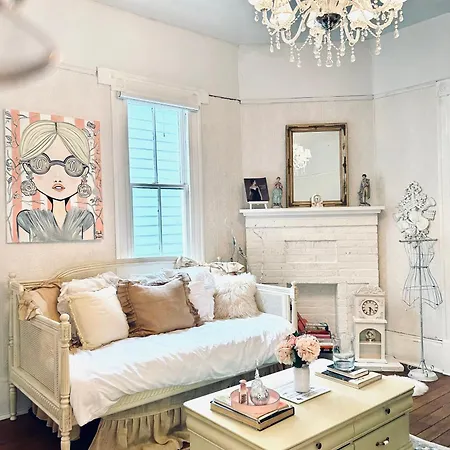 Apartment 3br Gorgeous Paris Penthouse Sleeps 5 W Balcony, Fq, Streetcar!! *