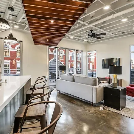 Luxury Two Bedroom Penthouse Apartment *