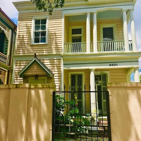 3br Gorgeous Paris Penthouse Sleeps 5 W Balcony, Fq, Streetcar!!