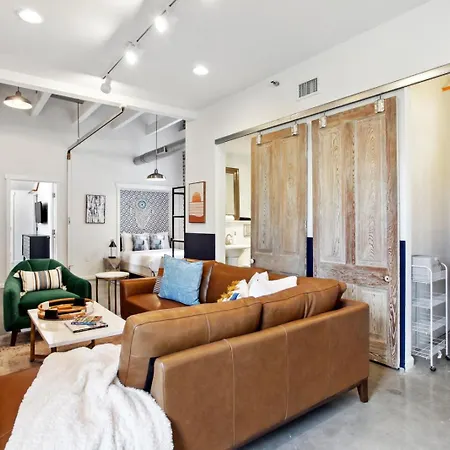 Warehouse District Lovely One Bedroom And Den Apartment
