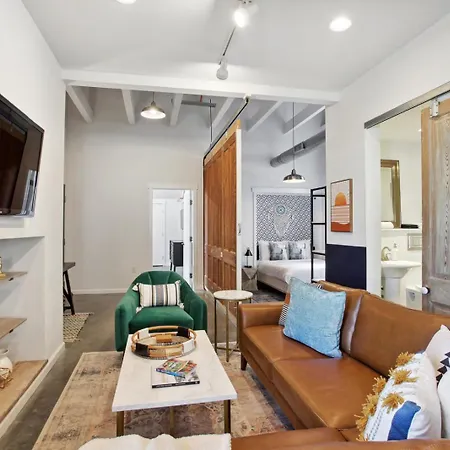Warehouse District Lovely One Bedroom And Den Apartment New Orleans