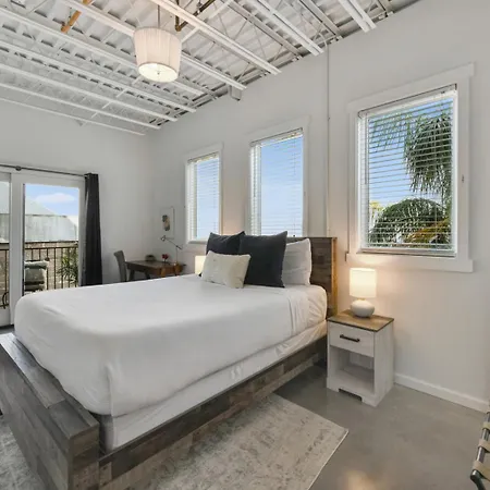 Apartment Warehouse District Intimate One Bedroom New Orleans