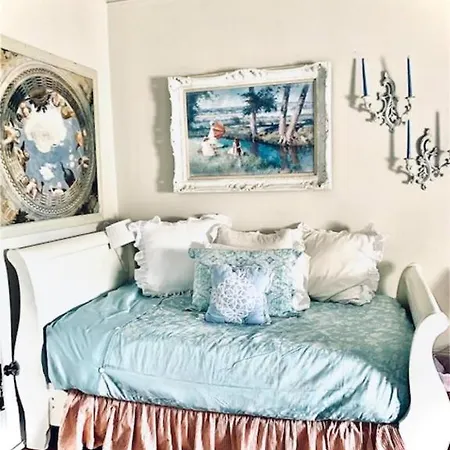 3br Gorgeous Paris Penthouse Sleeps 5 W Balcony, Fq, Streetcar!!