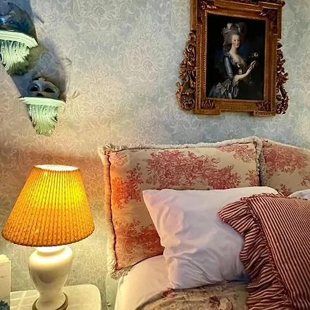 3br Gorgeous Paris Penthouse Sleeps 5 W Balcony, Fq, Streetcar!! Apartment