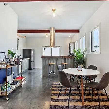 Warehouse District Lovely One Bedroom And Den Apartment New Orleans