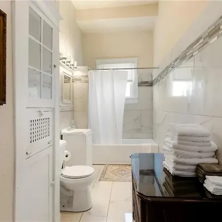 Spacious 4br Retreat Comfort & Style - Downstairs Apartment