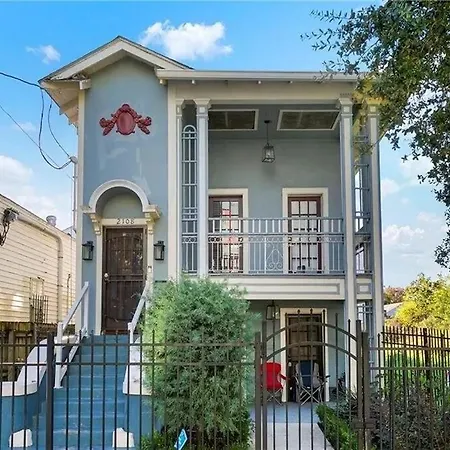 Modern 4br Retreat Walk To Downtown *