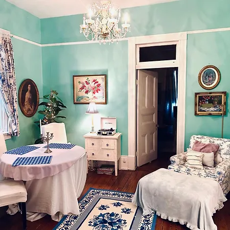 Apartment 3br Gorgeous Paris Penthouse Sleeps 5 W Balcony, Fq, Streetcar!! New Orleans