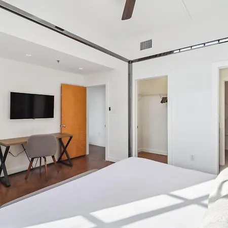 Apartment Stylish Industrial Loft In Warehouse District *