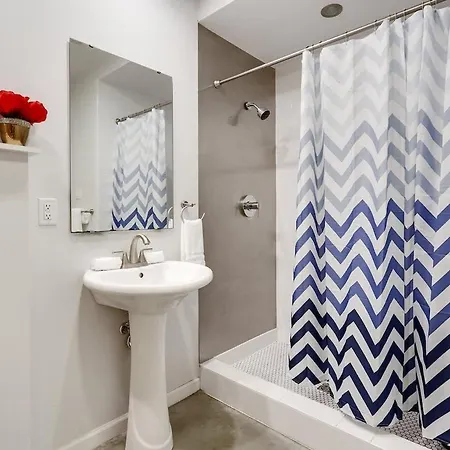 Modern One Bedroom With Balcony Apartment New Orleans