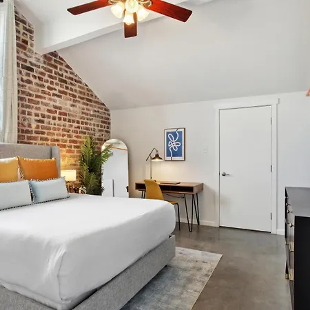 Warehouse District Lovely One Bedroom And Den Apartment *