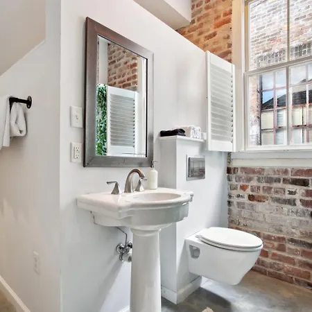 Warehouse District Lovely One Bedroom And Den Apartment
