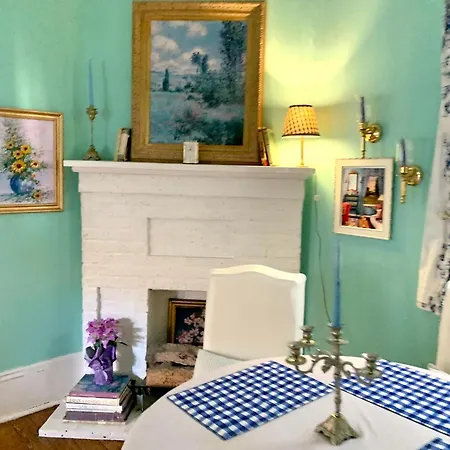 Apartment 3br Gorgeous Paris Penthouse Sleeps 5 W Balcony, Fq, Streetcar!!