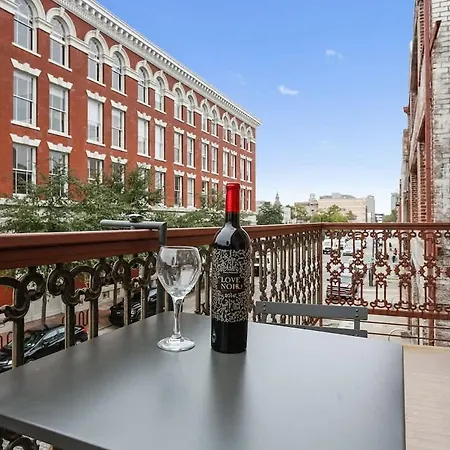 Modern One Bedroom With Balcony Apartment *