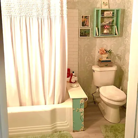 3br Gorgeous Paris Penthouse Sleeps 5 W Balcony, Fq, Streetcar!! New Orleans
