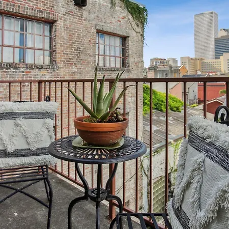 Warehouse District Lovely One Bedroom And Den *