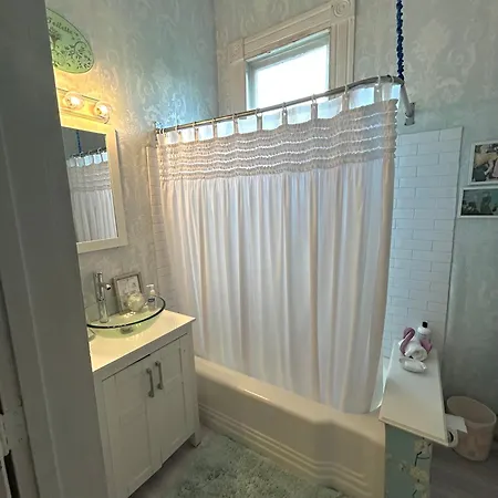 3br Gorgeous Paris Penthouse Sleeps 5 W Balcony, Fq, Streetcar!! Apartment New Orleans