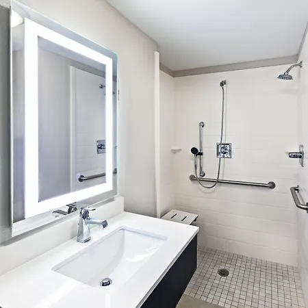 Express East By Ihg Hotel