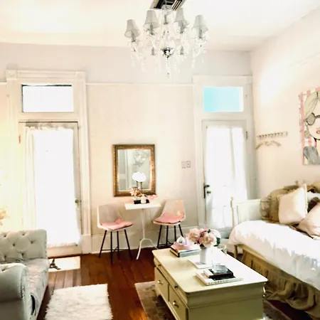 Apartment 3br Gorgeous Paris Penthouse Sleeps 5 W Balcony, Fq, Streetcar!! New Orleans