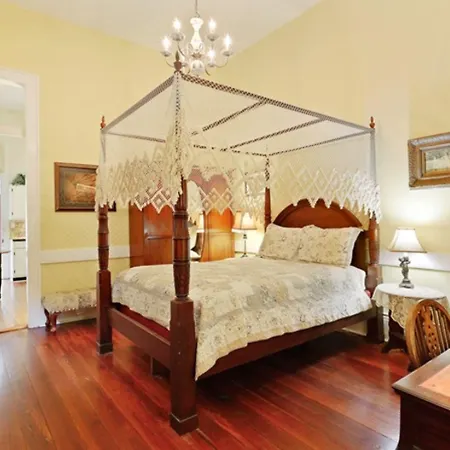 Bed & Breakfast Garden District 3*