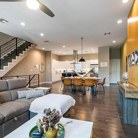 Stunning 4 Bedroom Townhouse In Mid Holiday home New Orleans