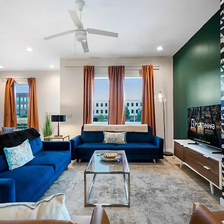 Luxury 3-story W Pool & Parking Garage Holiday home