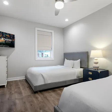 Newly Renovated 3 Story W Pool, Garage & Balconies Holiday home *