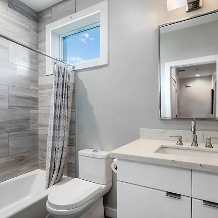 Luxury 3-story W Pool & Parking Garage Holiday home *