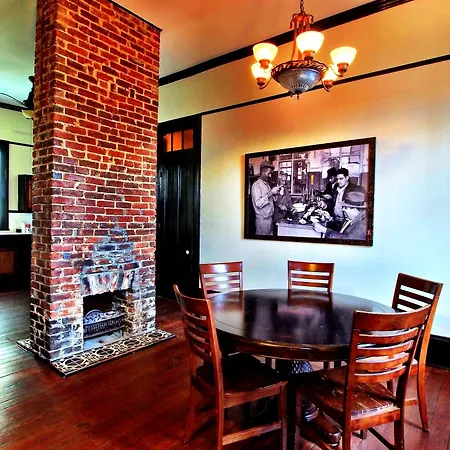 Royal Street Inn & Bar