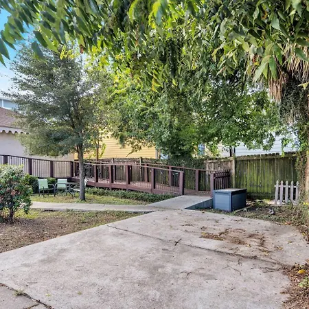 Holiday home Nola Retreat W Private Backyard Jazz Fest Ready *
