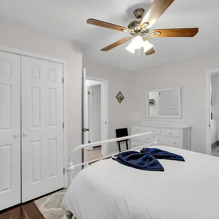 Holiday home Nola Retreat W Private Backyard Jazz Fest Ready *