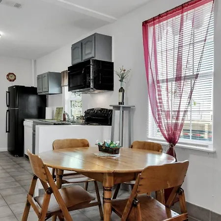 Holiday home Nola Retreat W Private Backyard Jazz Fest Ready *
