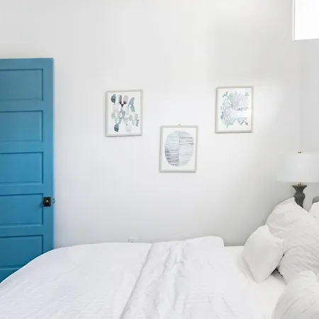 Fabulous 4 Bath Historic Bakery Holiday home *