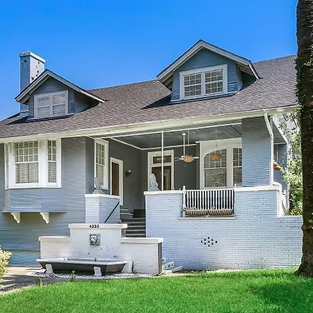 Comfortable Rooms Near All Nola Hot Spots *