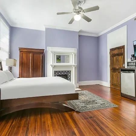 Comfortable Rooms Near All Nola Hot Spots
