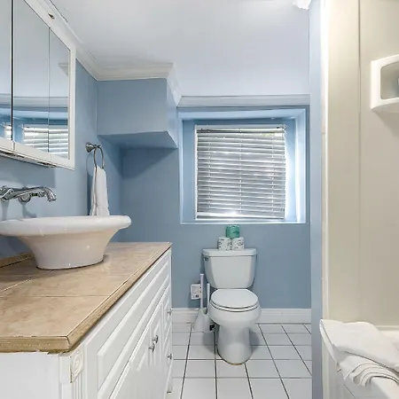 Comfortable Rooms Near All Nola Hot Spots Apartment