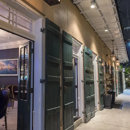 Royal Frenchmen And Bar Hotel 4*