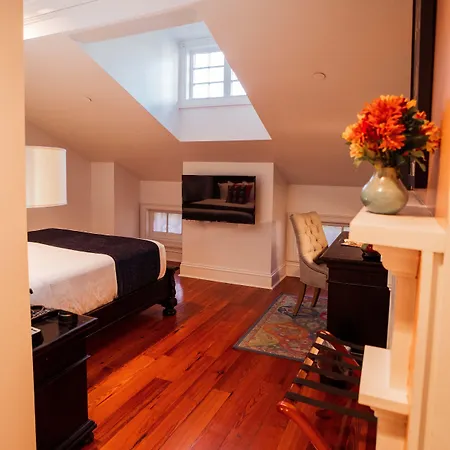 Royal Frenchmen And Bar Hotel 4*